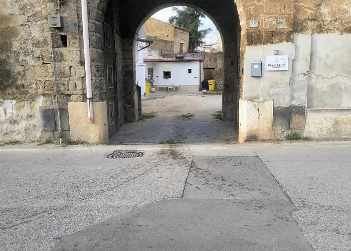 Revolution 2 Bed E Breakfast 3*