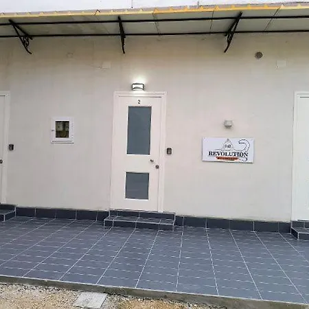 Couette-café Revolution 2 Bed E Breakfast 3*