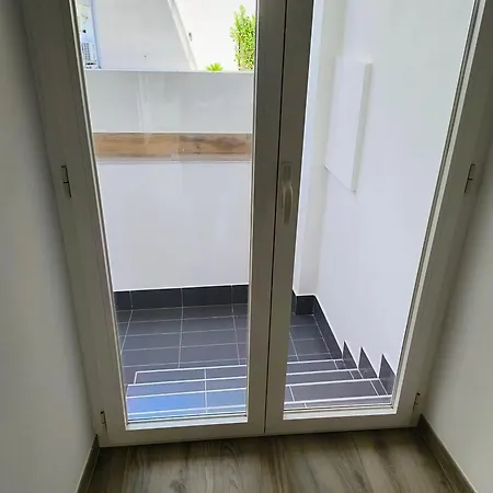 Revolution 2 Bed E Breakfast