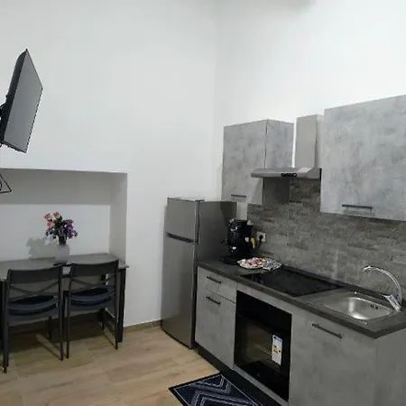 Couette-café Revolution 2 Bed E Breakfast 3*